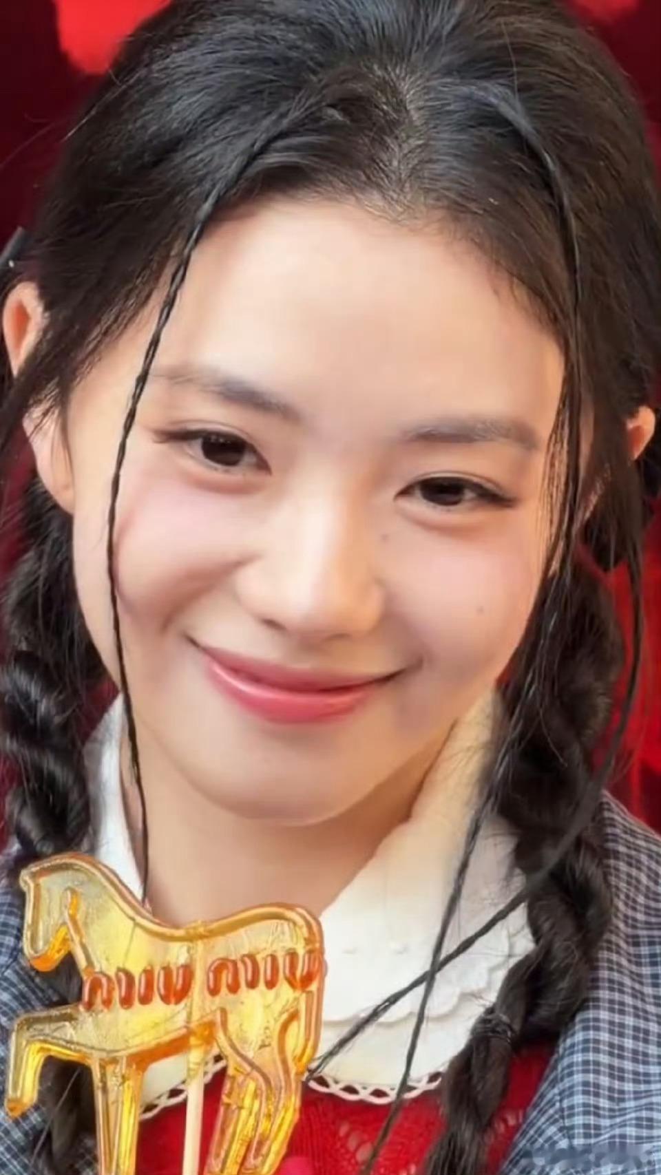 MiuMiu大合照双C位刘浩存赵今麦MiuMiu大合照双C位MiuMiu大合照