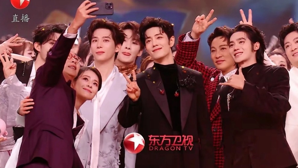 明星的头有多小当所有明星站在一起跨年时，明星的头小真的具象化了，站在前排比后几排