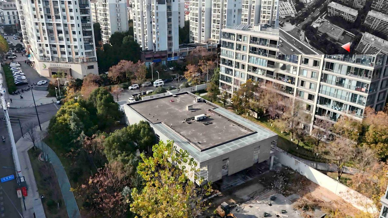 融创政务壹号旁边的小破楼即将迎来蝶变，原为格力中央空调工程设备公司，即将对外立面