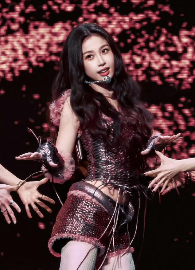 虞书欣生日会上座率还挺高的演唱会的人看着比隔壁尖叫之夜的粉丝还多，最主要她确实