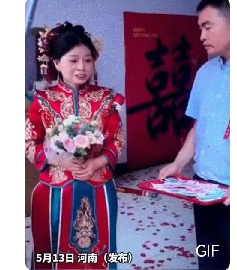 破防瞬间！河南一女子出嫁，父母早已离世，由兄长亲自送嫁。临行时妹妹随手拿过喜钱扭