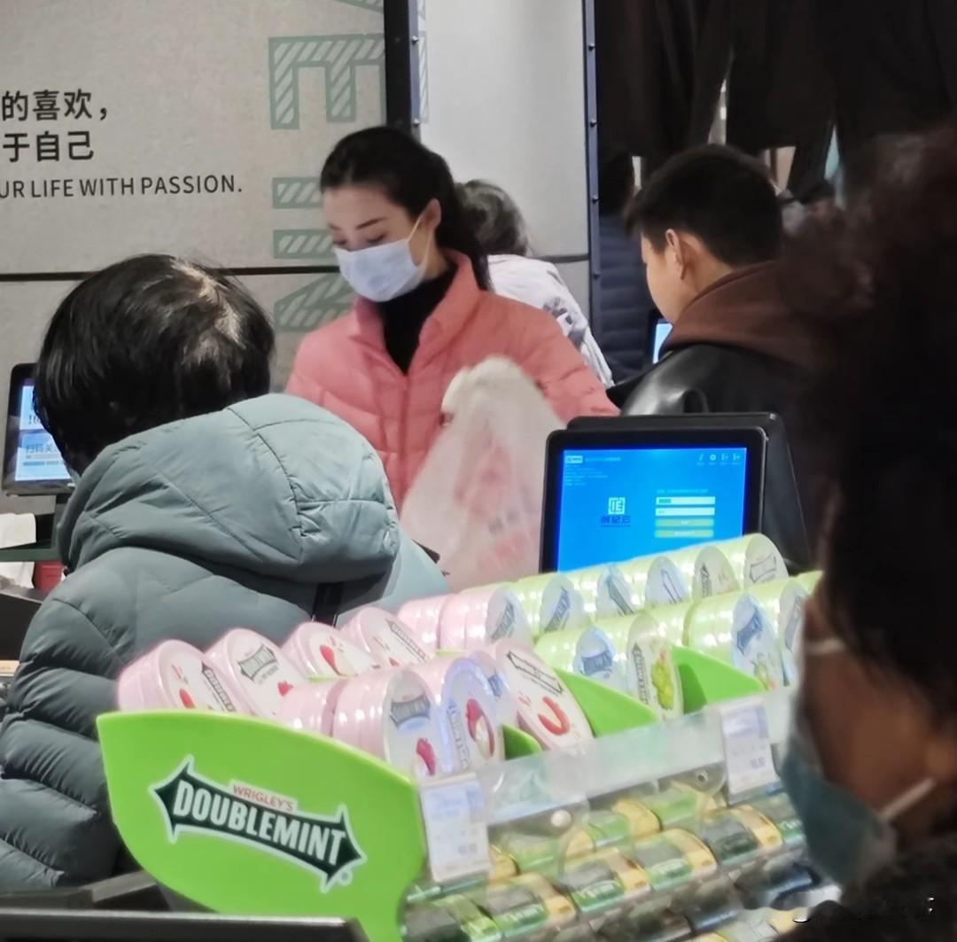 从超市收银员的颜值来讲，我觉得胖东来是业内的天花板，这里有很多颜值极高的美女收银