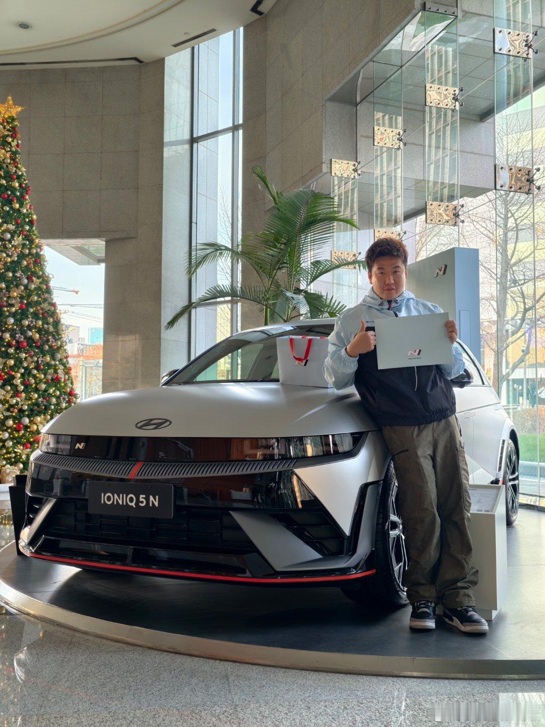 人生第一次去总部提车，电动大玩具到位有点小社死，不影响我驰骋在路上有些车对人来