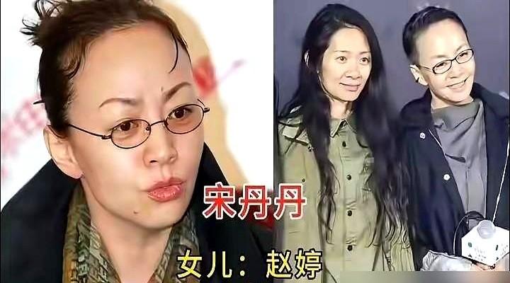 丈夫生意暴雷资产流拍，曾经拿白眼翻她的叛逆继子，一把将她拽到身后挡住全部镜头。