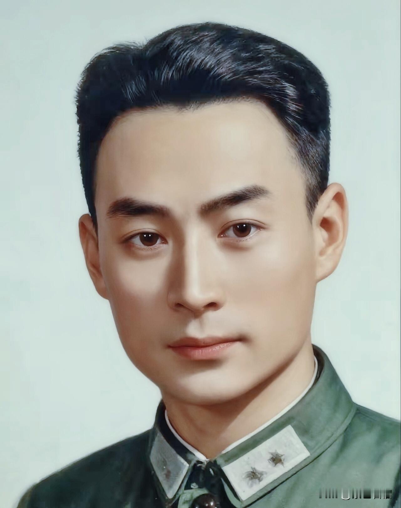 这便是聂曦烈士本人照片，简直太帅啦！高挺的鼻梁，灵动的双眼皮，整个人眉清目秀。聂