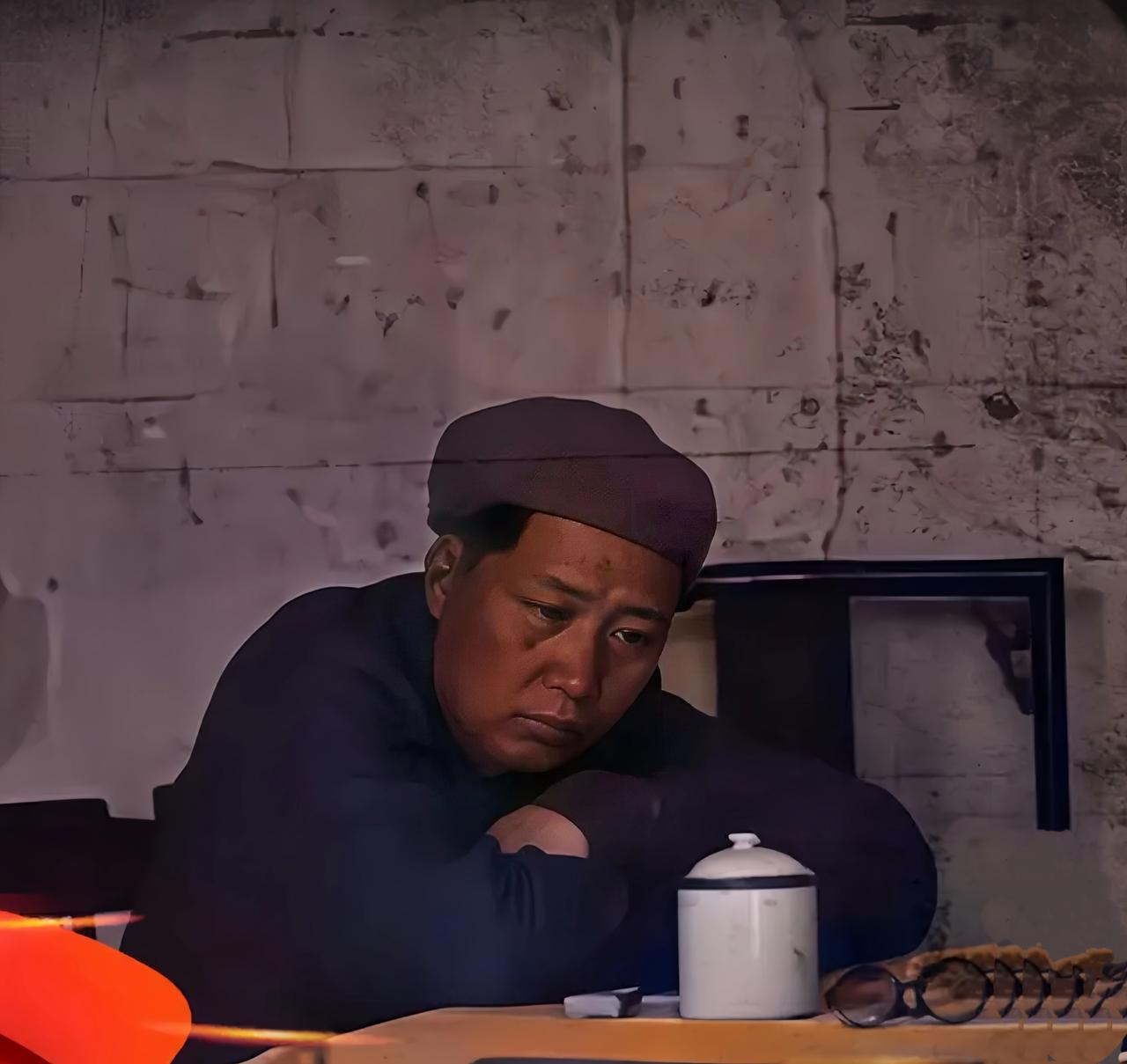 下图是开国领袖毛泽东生气时的一张抓拍照。照片中的毛泽东嘟着嘴，眼睛木然地看向一个