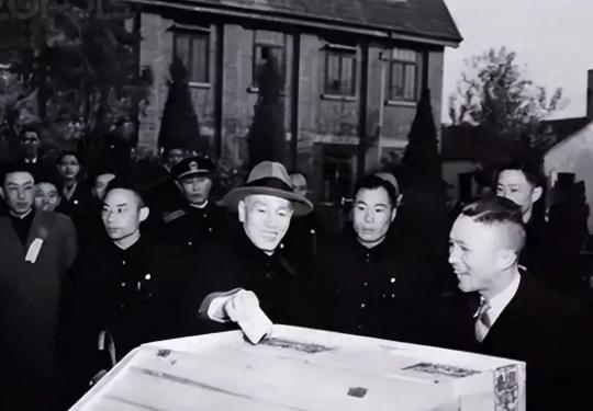 1948年南京总统府，蒋介石盯着李宗仁说：德邻，军人就该在前线打仗，副总统让给孙