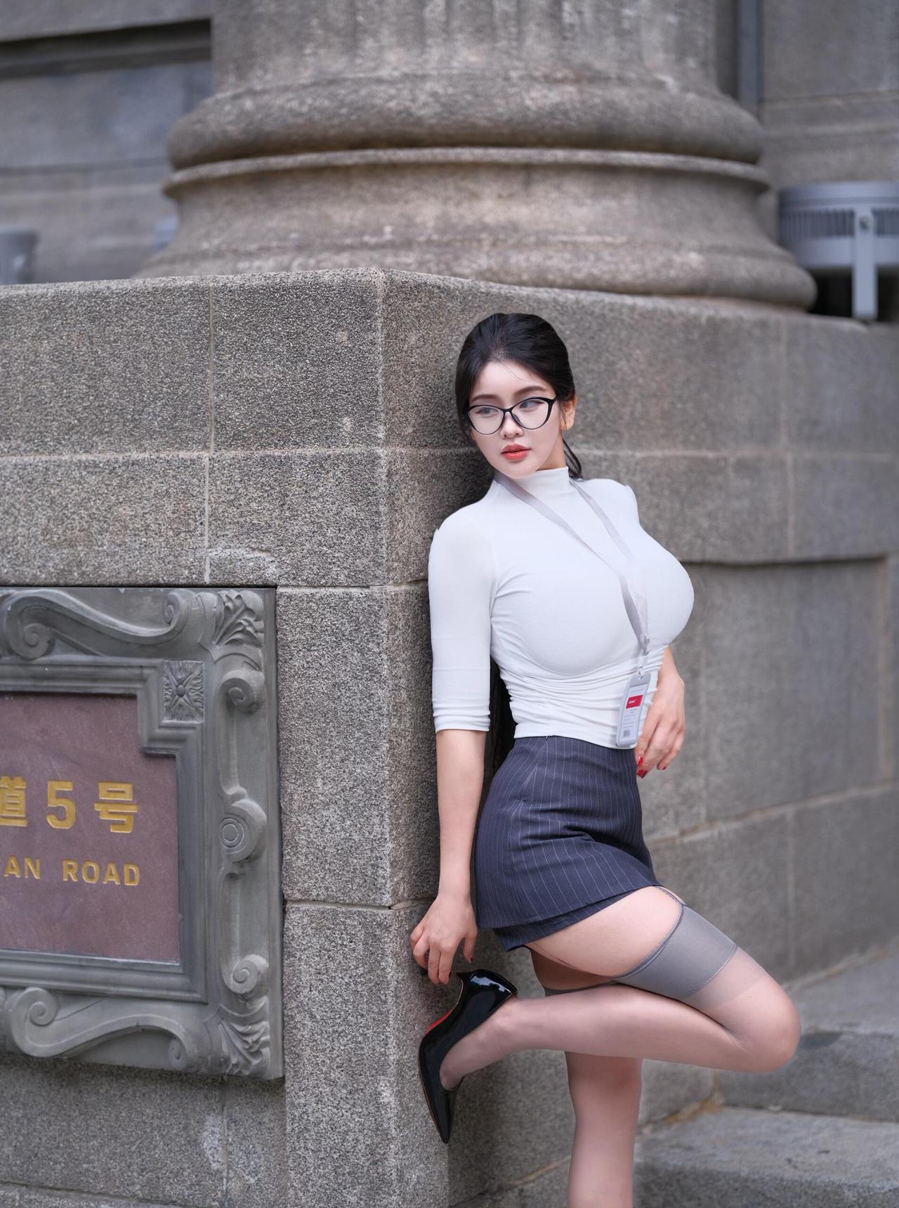 把“职场纯欲感”焊在复古石墙前了”今天这套“职场轻欲风”穿搭，在复古石墙拍照真的