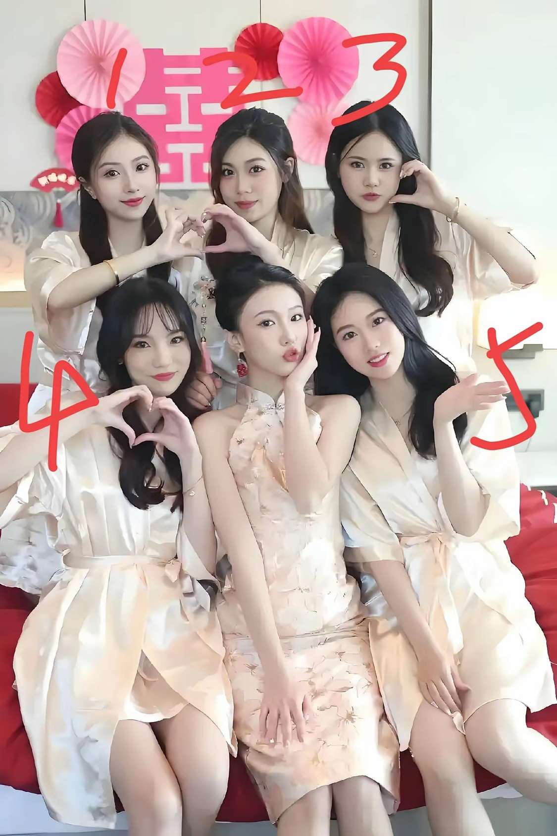 都说新娘是最漂亮的我怎么感觉伴娘比新娘还漂亮如果从中挑一个你选哪一个？