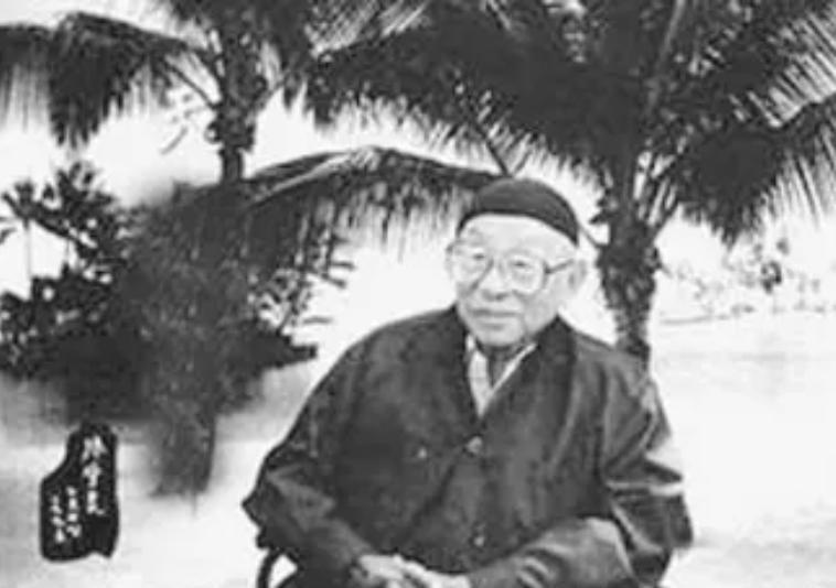 1990年，张学良对人说：平生无憾事，唯一爱女人。八十岁的老人拖着行李箱，径