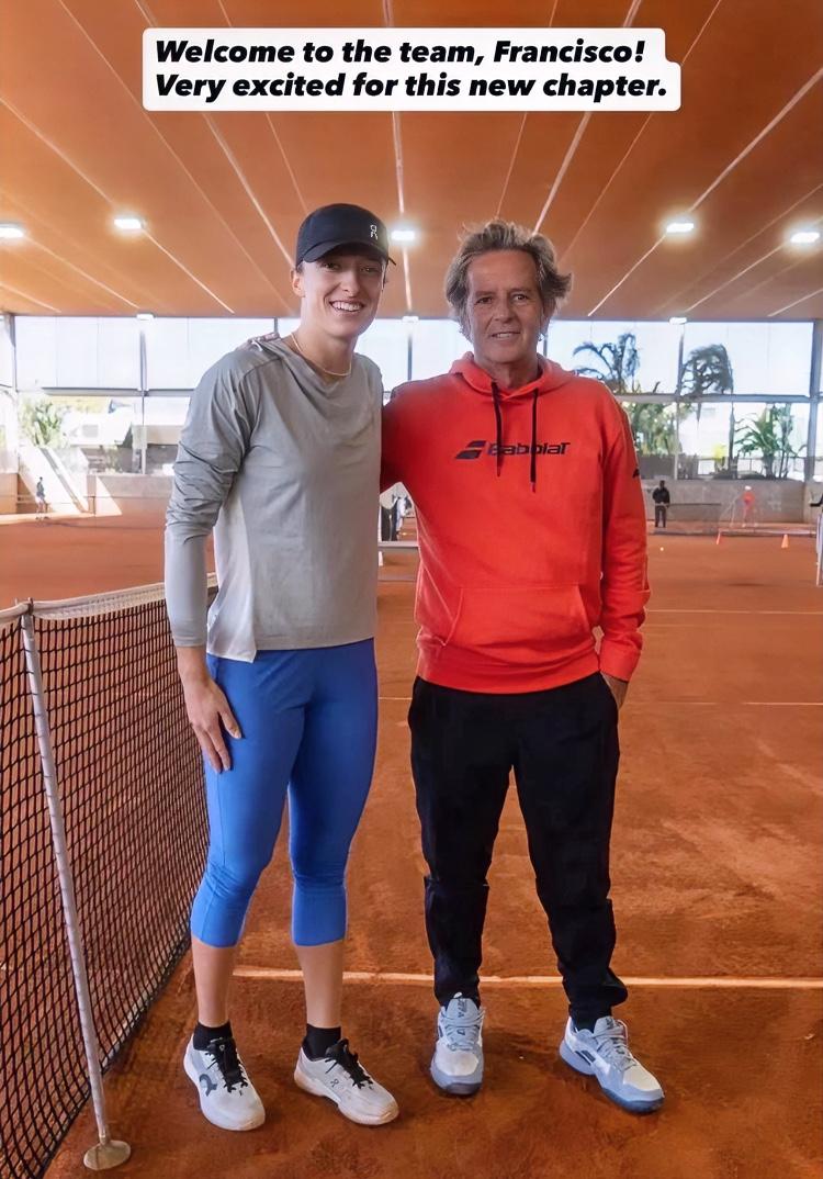 斯瓦泰克：我的新教练出炉啦！！拉杜卡努：哈哈，原来是我的前教练！！郑钦文：巧