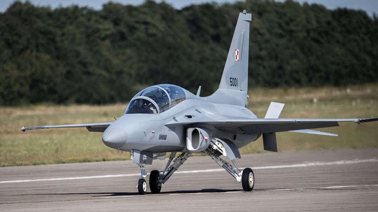 贷款买“半吊子”战机，菲律宾南海“装阔”要翻车。菲律宾贷款去买20架KF-