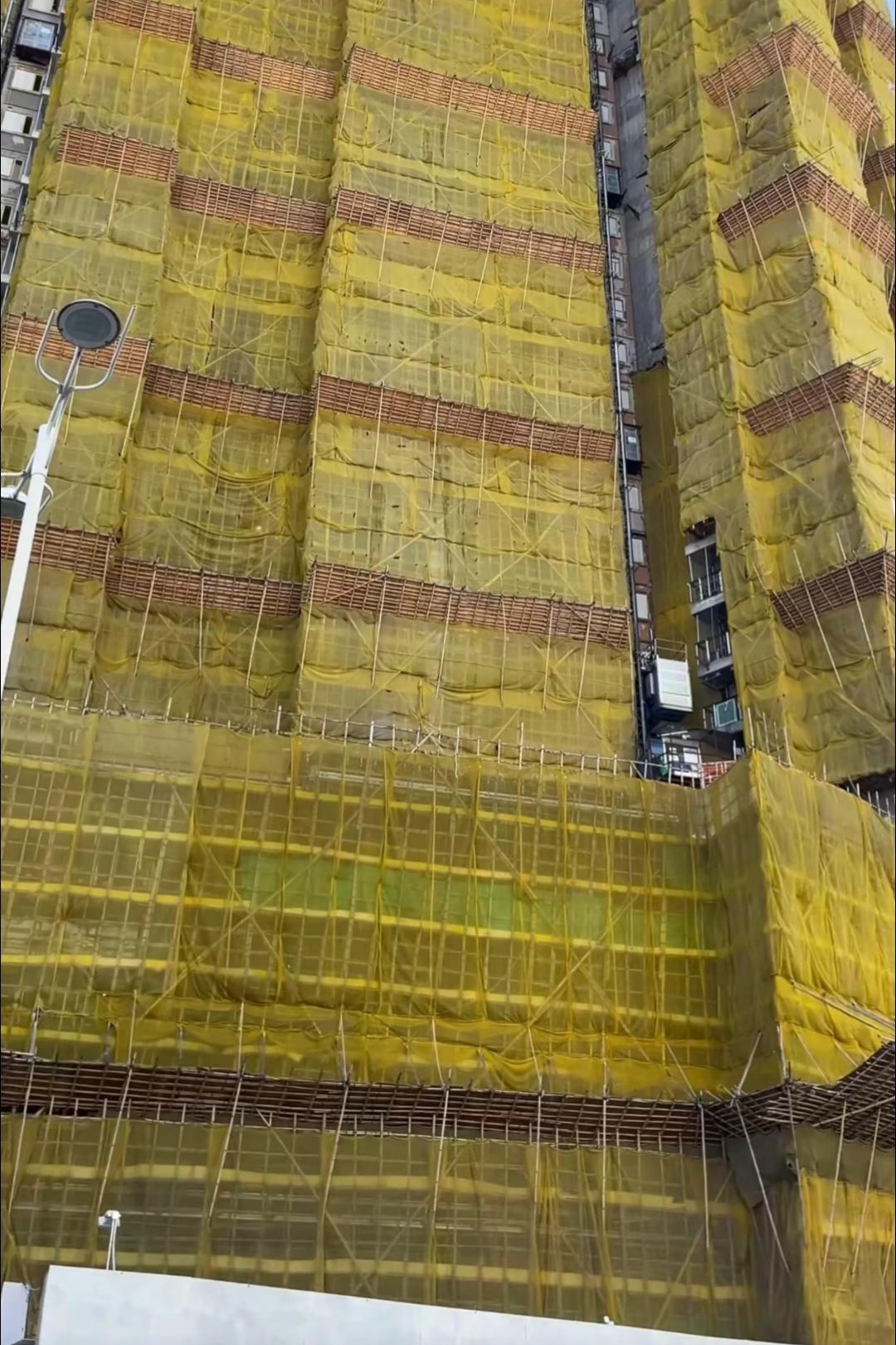 我们老破小区的外墙这段时间也在维护，我特意下楼拍了一张照片，和香港大浦发生火灾的