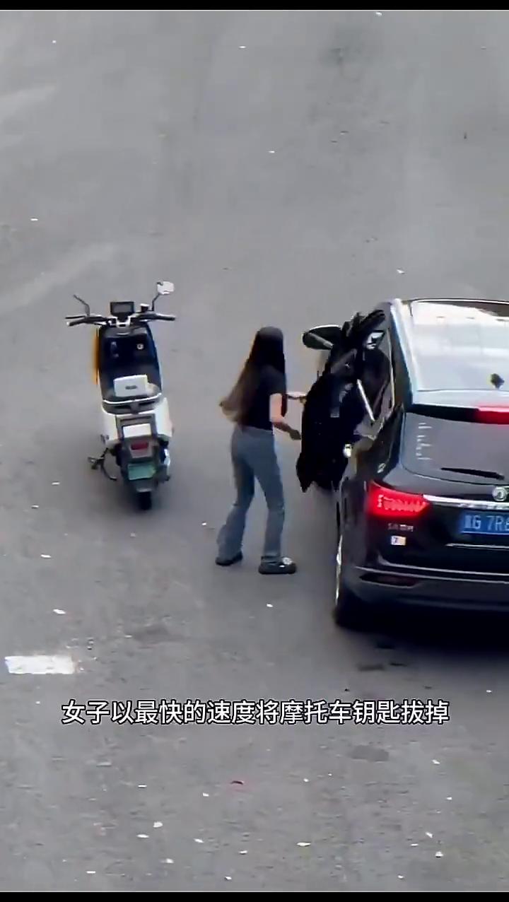 光天化日之下竟然会发生这样的事。女子刚下车就遇到劫匪，他想将女子的包包抢走，女子