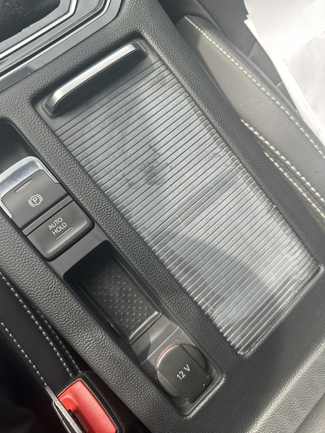 迈腾杯架挡板发白？你们有这种情况吗车买俩年多了22年1月份提回来的过了不