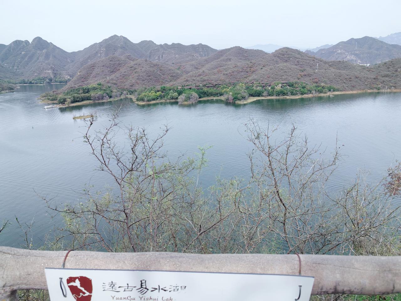湖挺大的，坐船到山下边，然后爬山，景色很美。景区成人票140元，学生110元，