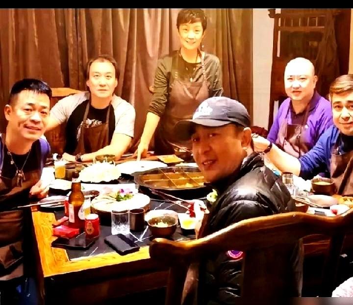 张嘉译夫妇同框，竟被网友说像隔代人。今年春节，两口子回西安过年。张嘉译头发花