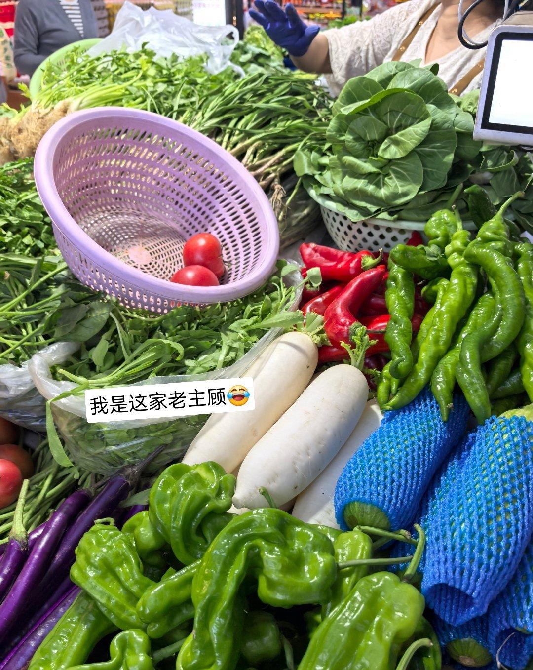 老张老许们，逛菜场时您可遇到过这样的事？明明三块八的青菜，菜贩顺手塞两棵："