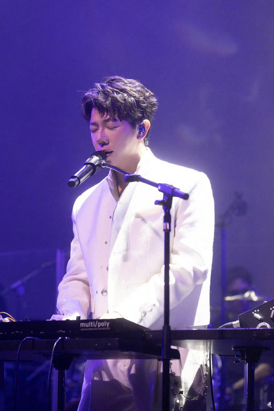 什么春晚让两届歌王同台了双王炸同台太顶了！2013初代歌王胡海泉×2025新科