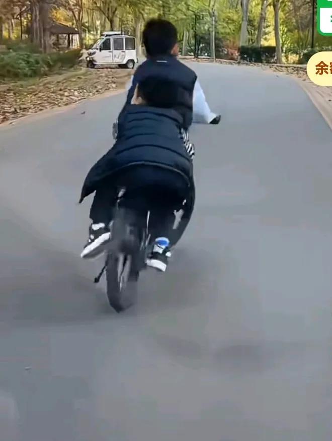 哥哥第一次骑车带弟弟，妈妈在后边跟着吓坏了，可能哥哥是第一次带人吧，还掌握不好