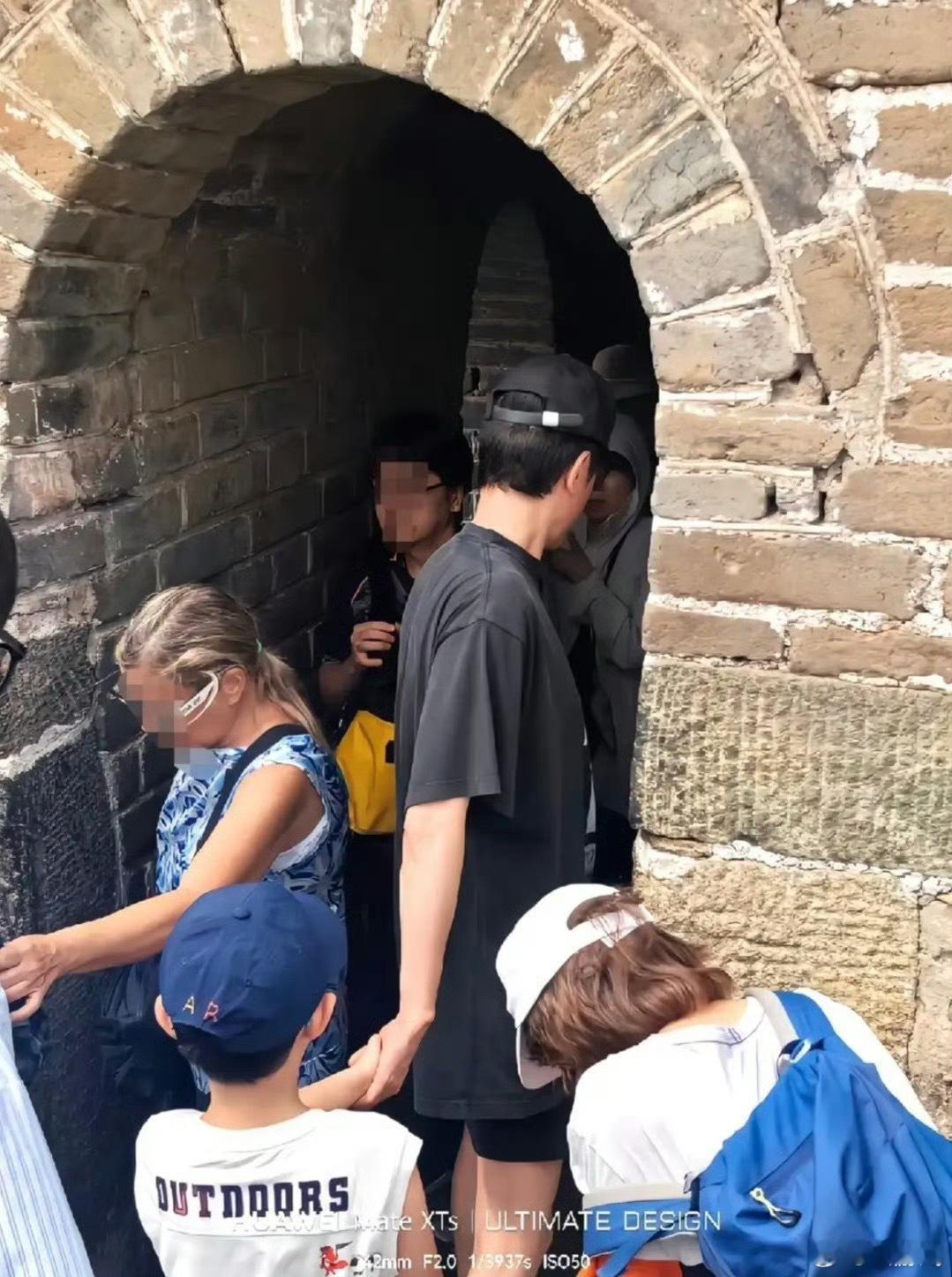 赵丽颖儿子想想7岁身高7岁想想身高很出众，出游状态自在惬意，长势喜人。