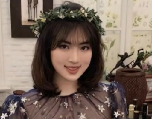 原来姚安娜进娱乐圈用的是艺名，人家本名叫姚思为！这名字和华为二公主的身份简直绝配