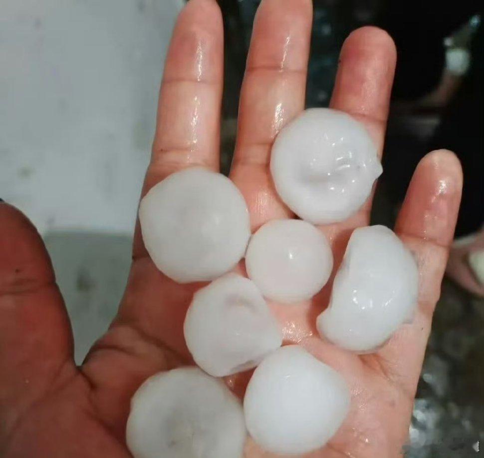 武汉居然下冰雹了真的假的？？这个季节下冰雹