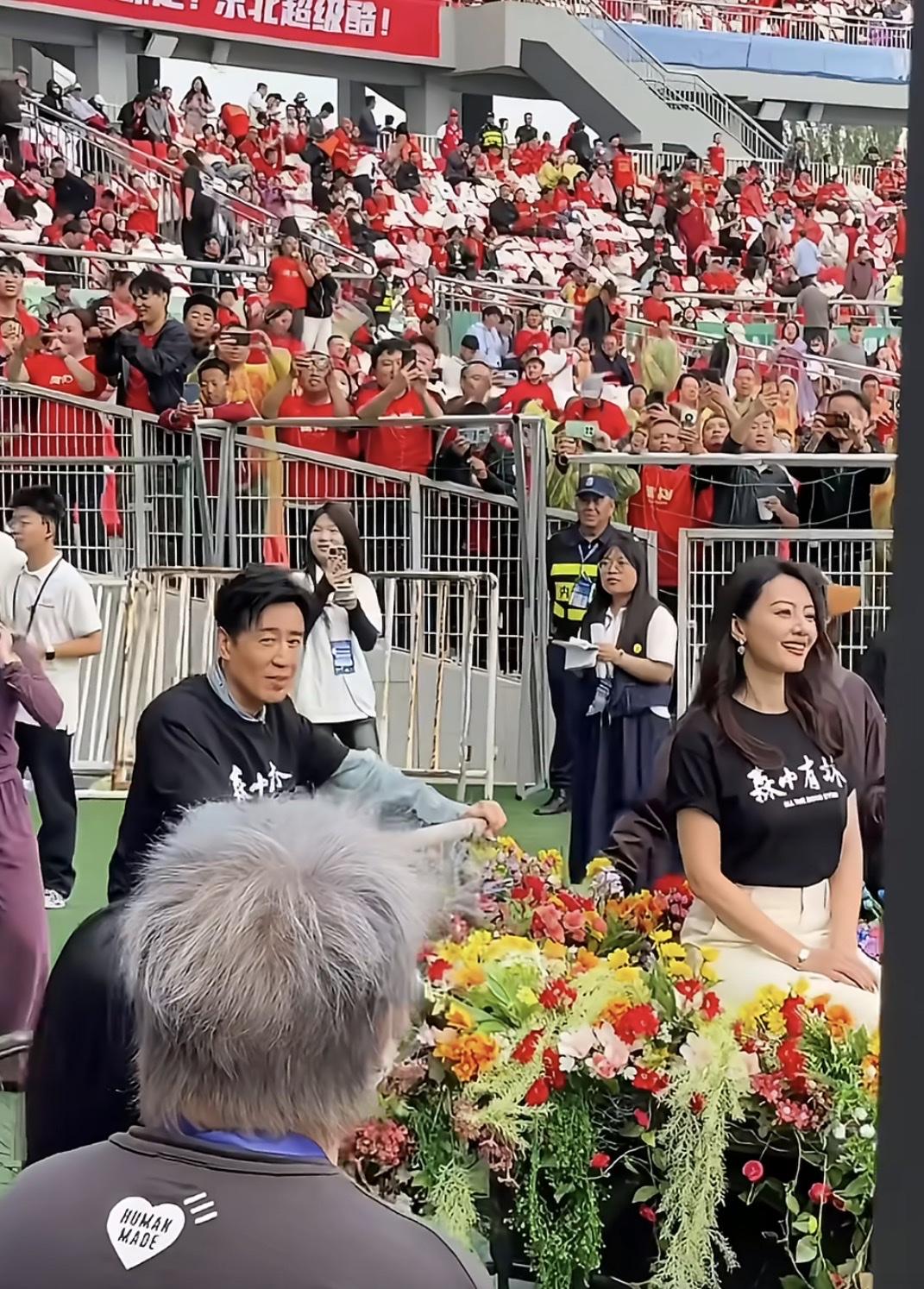 于和伟：圆圆，坐稳没？这可是沈阳特产。高圆圆：稳着呢，就是有点晃。你这技术行