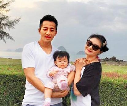 小玥儿从小在台湾长大，母亲离世后她跟随父亲回内地生活。不知她适应了内地生活不？如