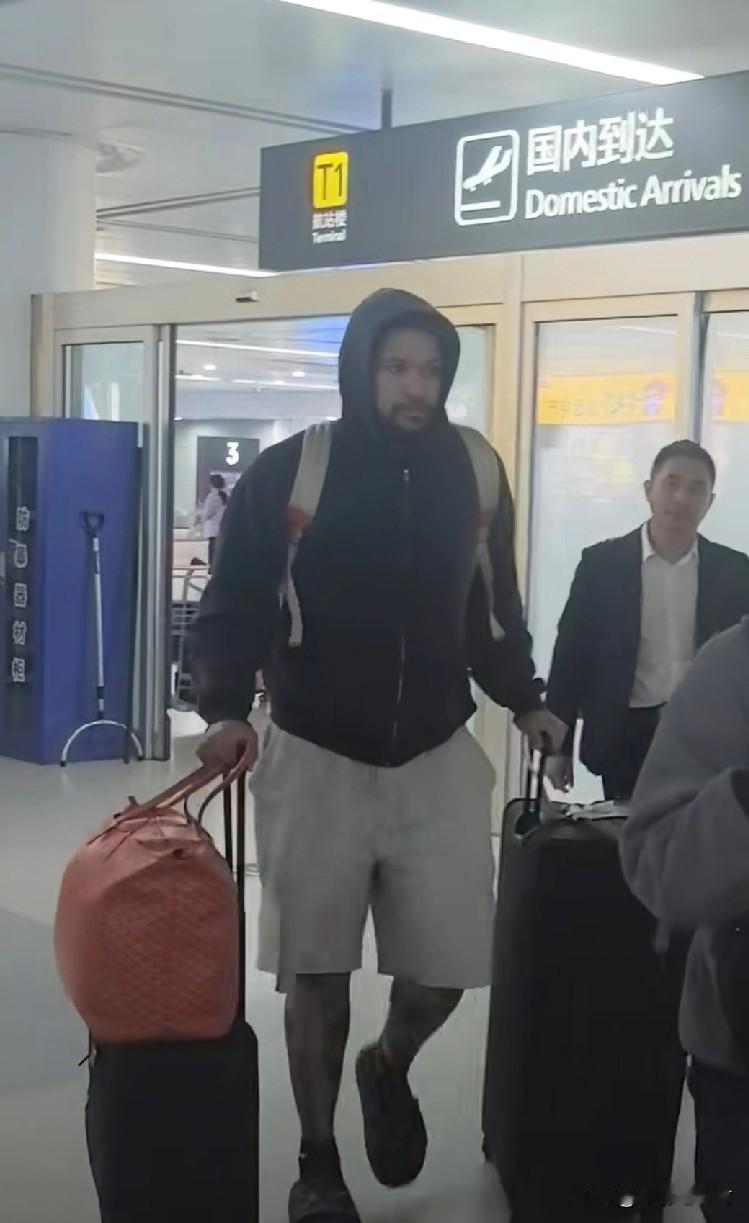 潘江找到新洛夫顿。今天下午，山西男篮发文欢迎戴申-尼克斯加入，并且透露这名球员