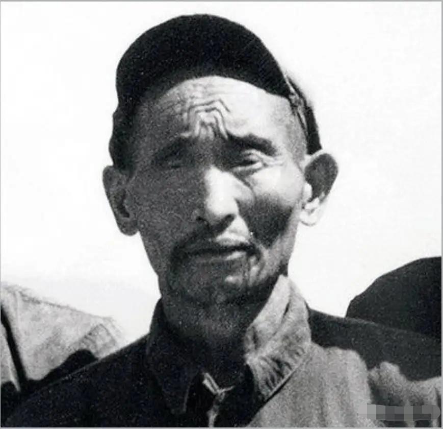 1952年，解放军在大凉山抓到一个独眼土匪，审讯后军区首长震惊：这不就是17年前