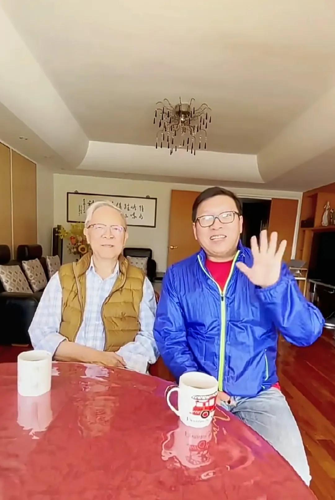 没想到钟景辉生前成就辉煌，住所环境却很朴素，没有奢华家具，只有一屋子奖杯！6月