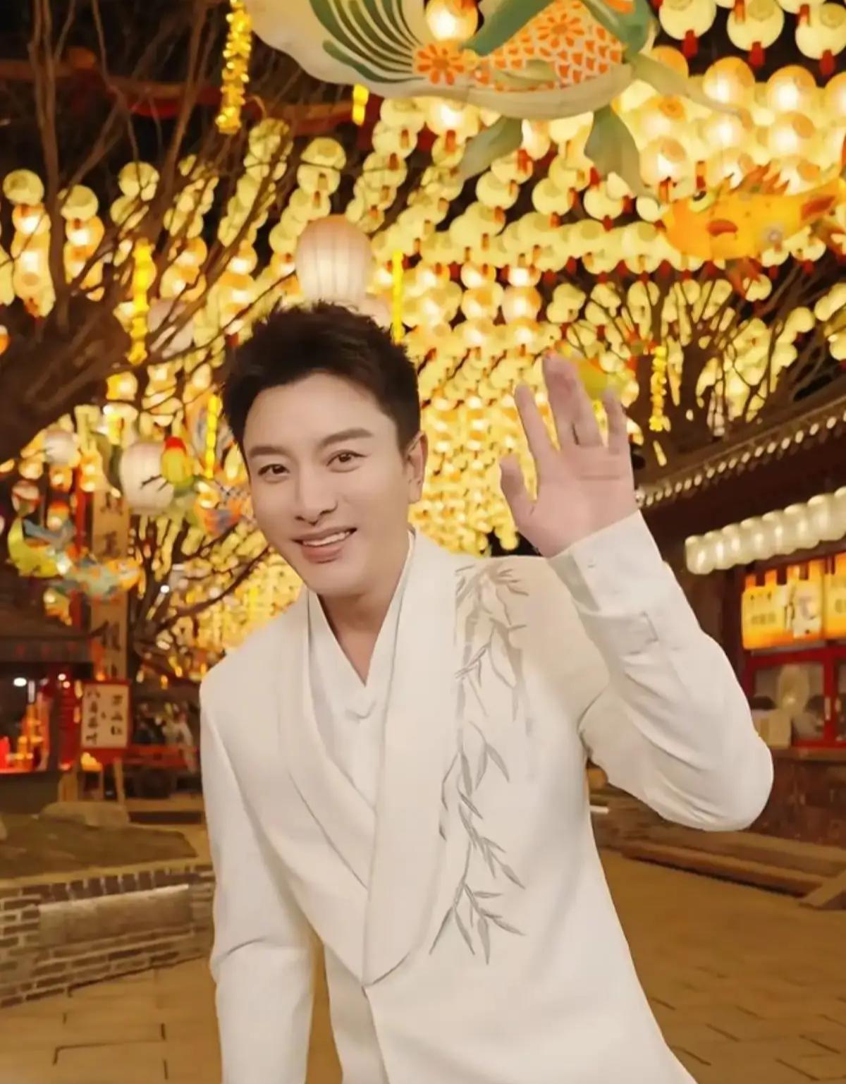 贾乃亮年夜饭翻车了，一桌子硬菜，扒开一看全是外卖打包盒。身家过亿的明星，除夕夜