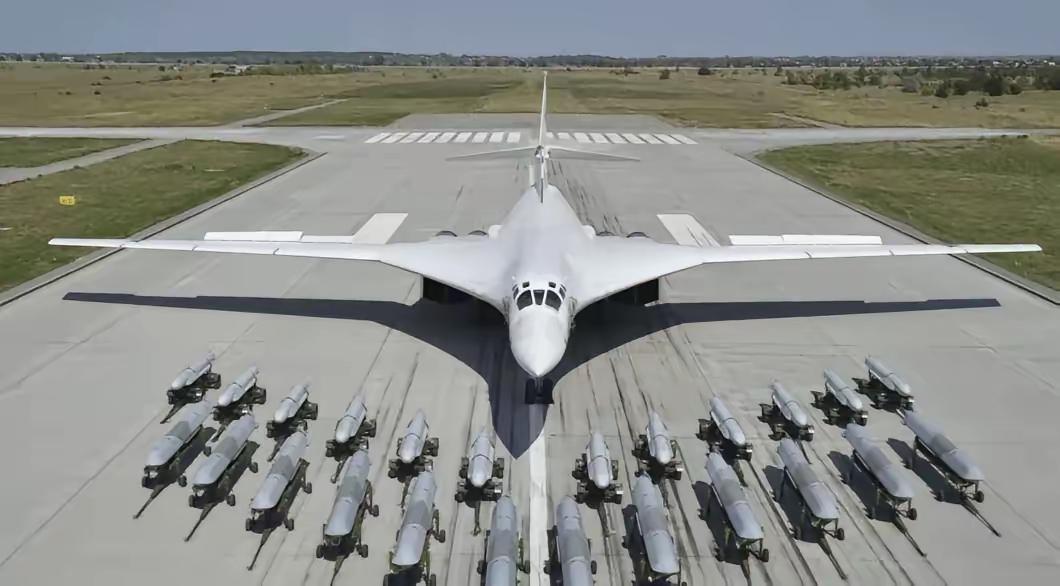 图-160战略轰炸机，是一款可变后掠翼超音速战略轰炸机。fz160轰炸机排行榜