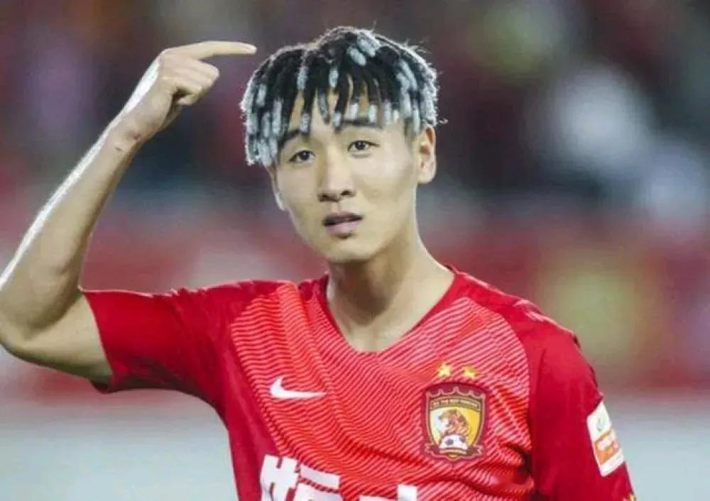 韦世豪：现在我在国家队的角色是尽量帮助年轻人多成长！近日，国足球员韦世豪接受了