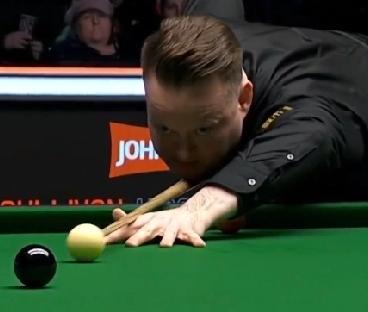 墨菲79-5赢了第6局，将比分追至2-4落后。吴宜泽这局两杆安全球防守，送给了