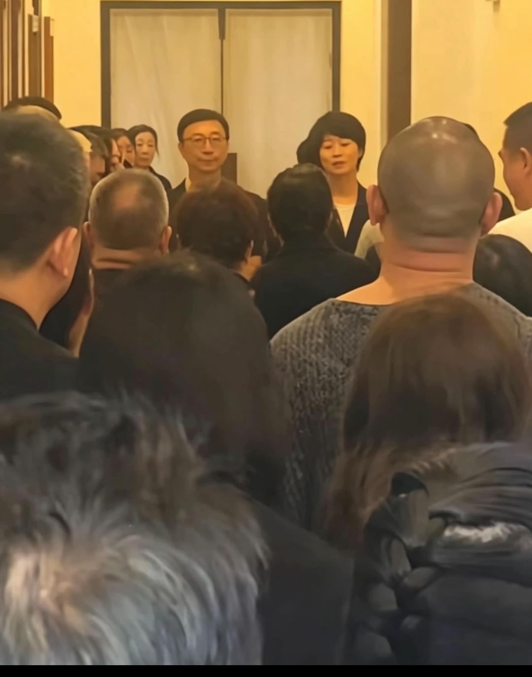 这是敬一丹丈夫和女儿在殡仪馆向宾客致谢的场景，女儿王尔晴哽咽的说道：在我妈妈的书