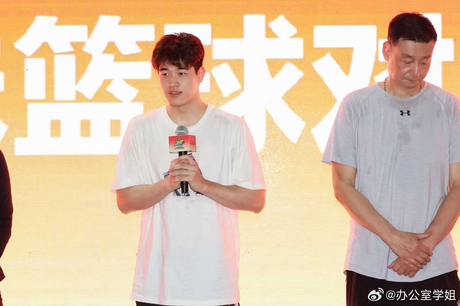 汪顺潘展乐傅园慧打篮球没想到汪顺潘展乐傅园慧还有这样的隐藏技能，打篮球的样子还