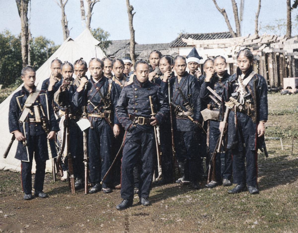 这张修复照片拍摄于1868年左右（庆应四年/明治一年），记录了戊辰战争期间德川幕