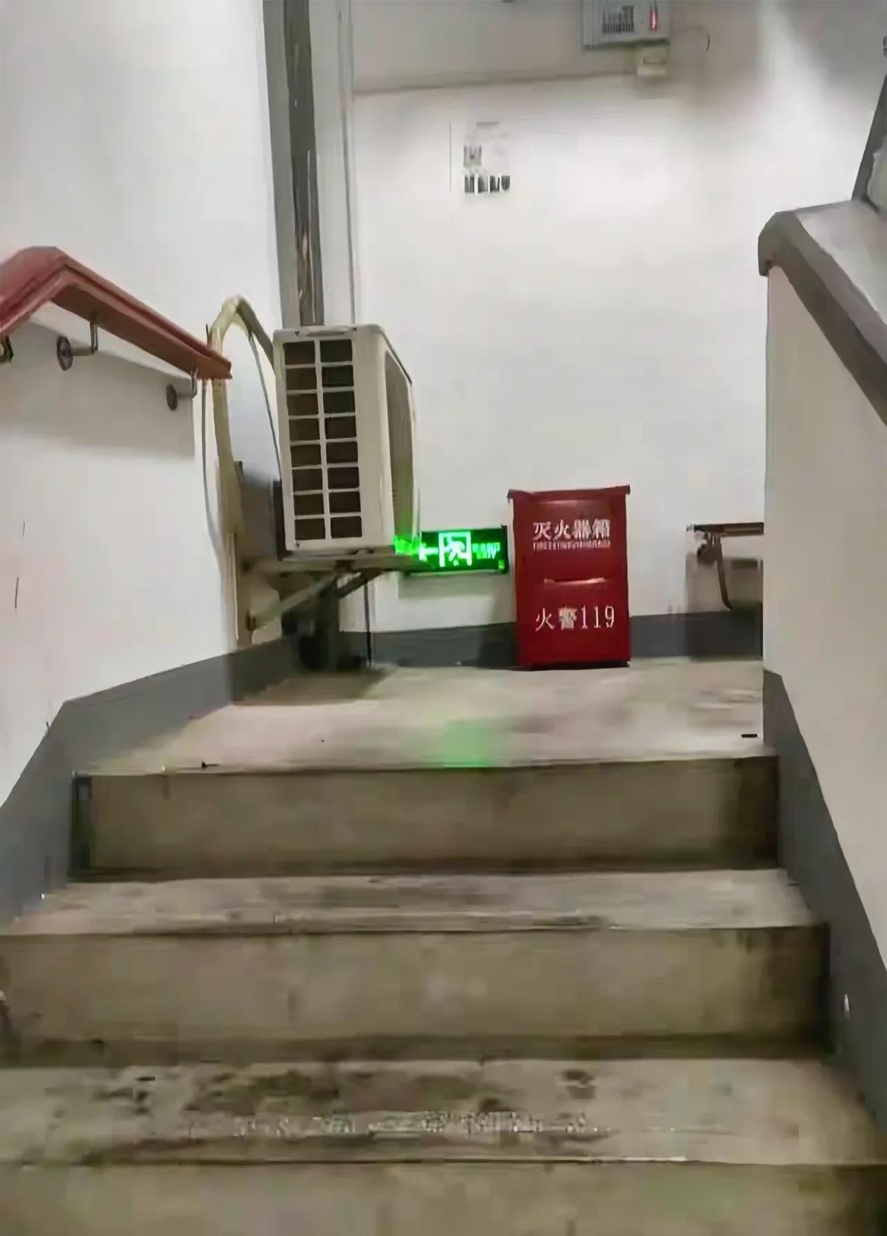 河南郑州，有一名女子晚上回家，刚回到家门口，发现邻居在他们家的门口安装了空调外机