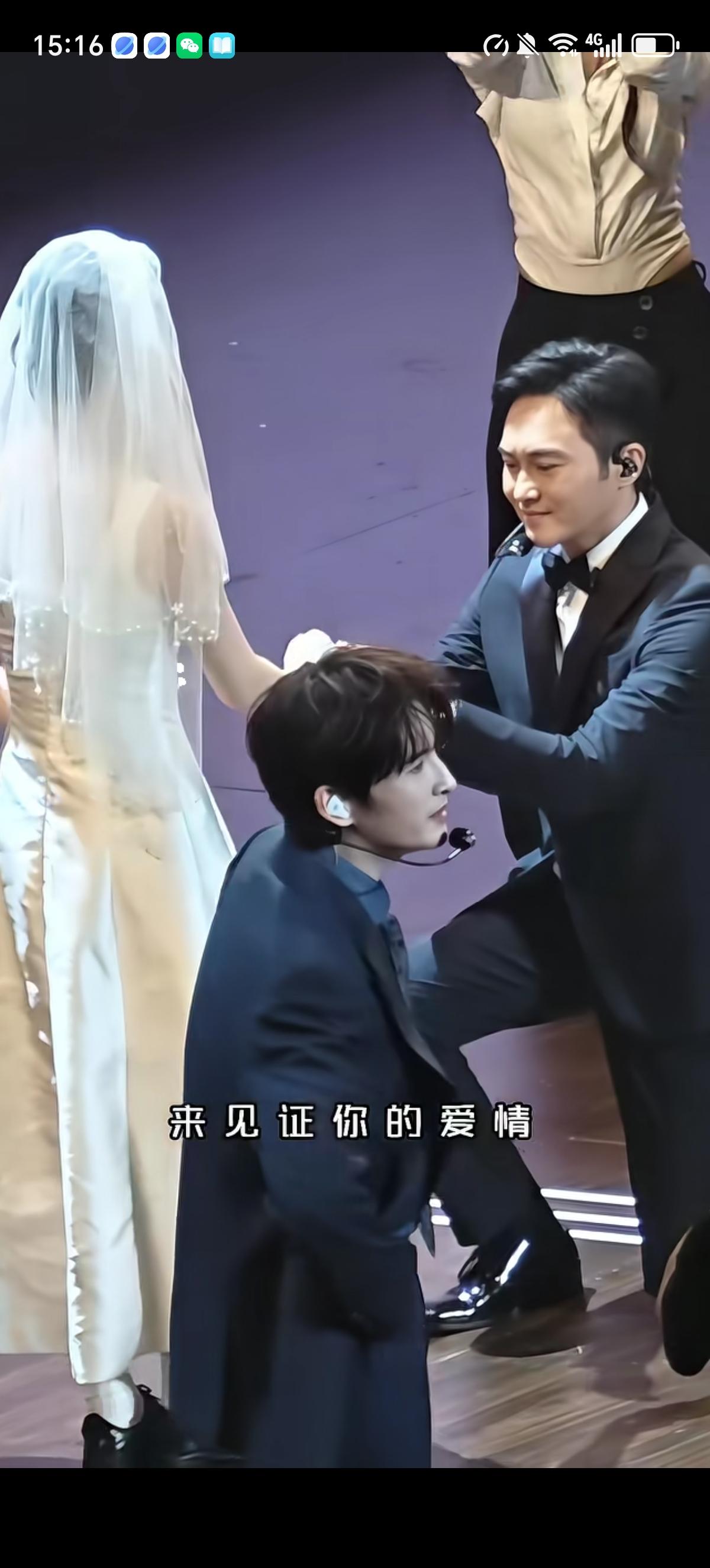 张智霖手拿求婚戒指一脸深情的看着自己心爱的姑娘，直接单漆跪地拉过姑娘的手把婚戒戴