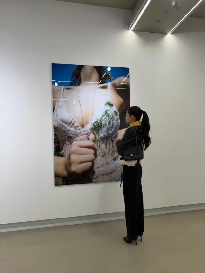 Jennie生日摄影展Jennie这状态绝了！看个摄影展都像在拍时尚大片Jen