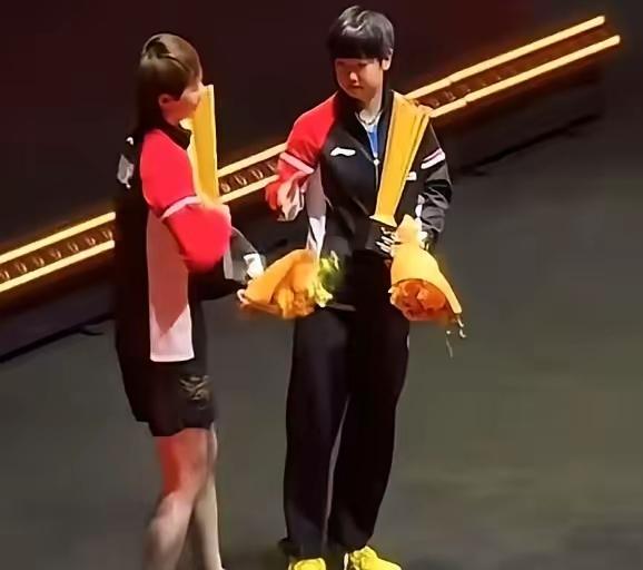 孙颖莎拿冠军时那个细节，越想越让人佩服。新加坡大满贯决赛赢了钱天一，她刚举