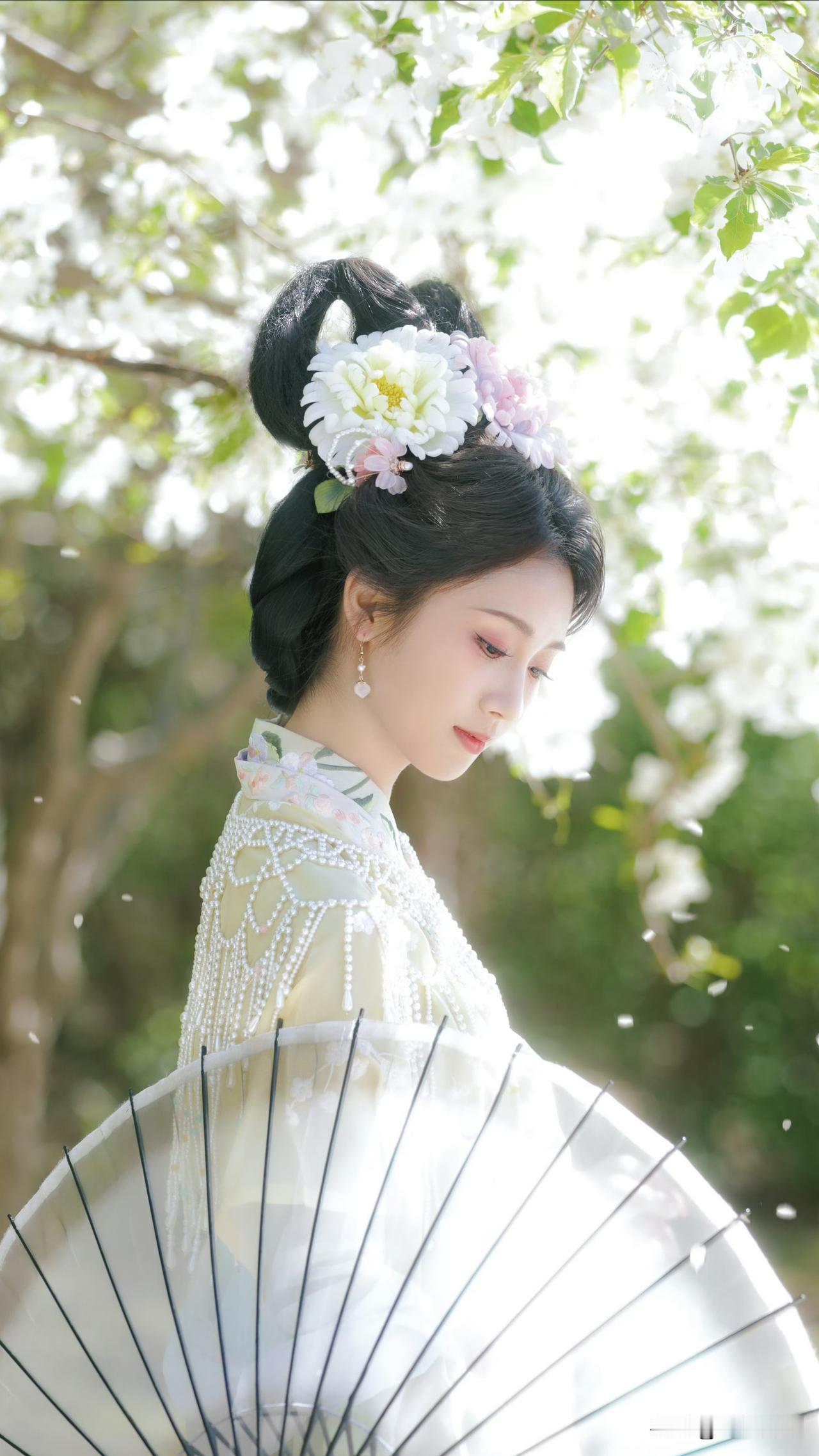 古风少女，花间漫步，唯美意境，梦回古代。