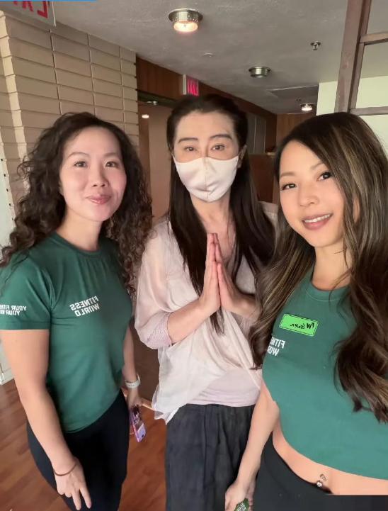 王祖贤近日在温哥华露面，60岁的港台混血女演员王祖贤（JoeyWong，原名王