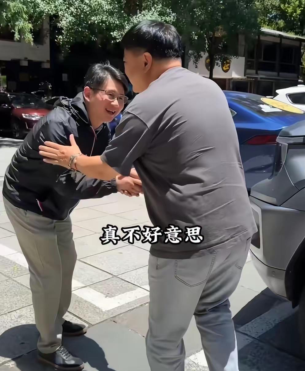 7月2日，洪剑涛接受道歉视频引发热议。6月底他寻茶时遭店家怒怼，后双方和解。店老