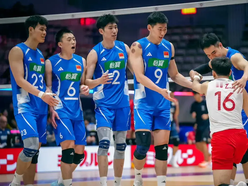 中国男排1‑3(23‑25，25‑23，22‑25，23‑25）不敌伊朗队，遭遇首败，2胜1负结束小