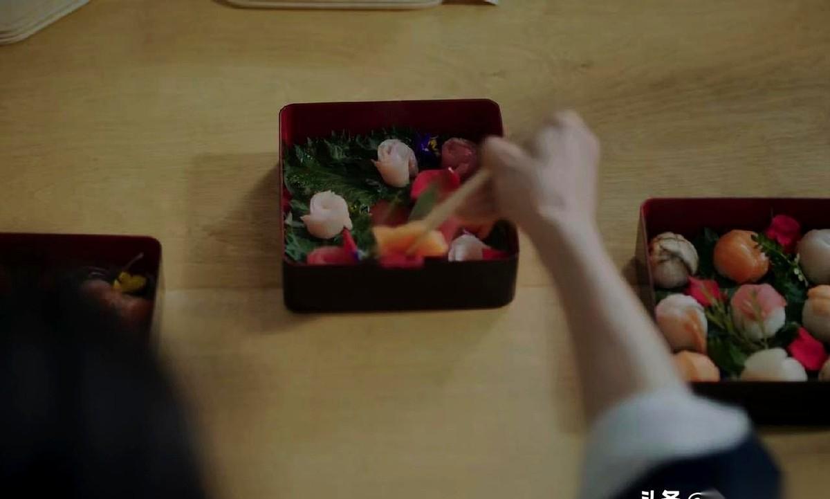 真的，就那一筷子。当着所有人的面，把自己用过的筷子，往那一盘子精致的点心里，发