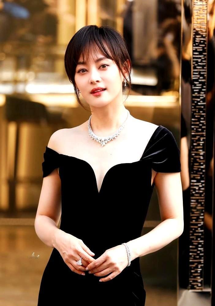 75岁的父母，6岁的女儿，让热依扎决定暂别演艺圈。女演员总被问怎么平衡事业和