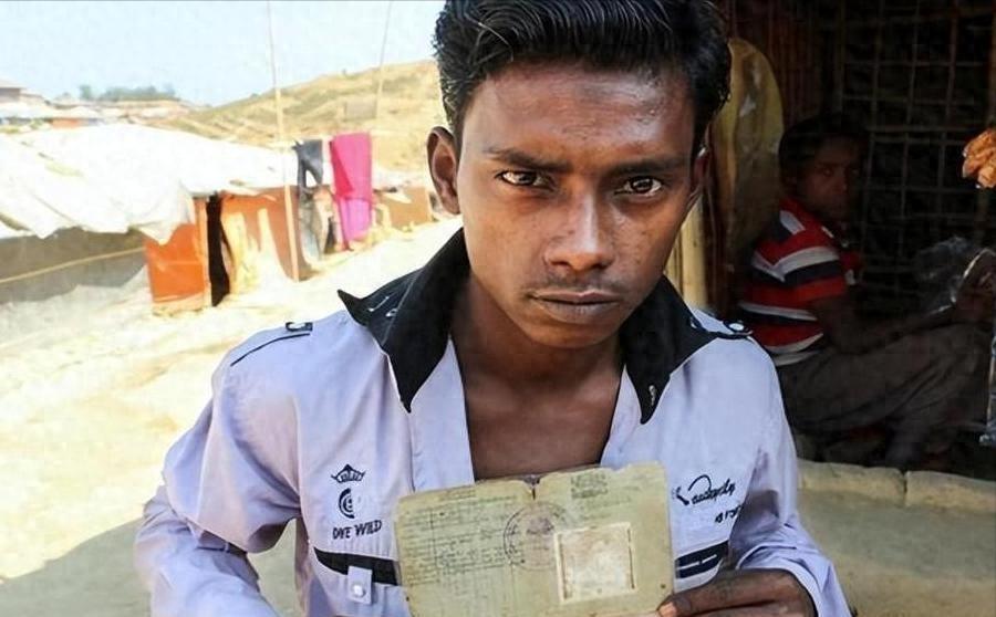 他们没有任何国家的护照，更在过去十年里，被东南亚各国的海警船挨个驱离。这个被